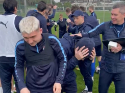 «Суровый коридор» для игроков: «Ротор» внедрил новые странные традиции