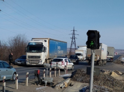 На железнодорожном переезде в Волгограде столкнулись фура и легковушка