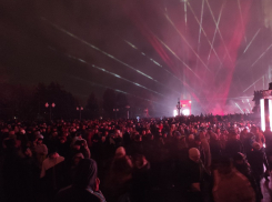 Тысячи человек собрал грандиозный фейерверк в Волгограде: видео из эпицентра толпы 