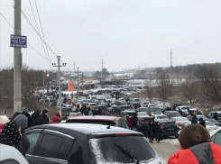 Волгоградцы попали в глухую пробку около «Соснового бора»