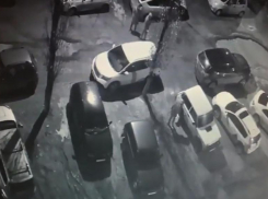 Волгоградцы сняли на видео, как неизвестные воруют бензин из машин по ночам