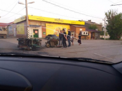 В Волгограде с грузовика упал станок