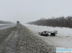 Из-за гололеда на трассе в Волгоградской области шестерка врезалась в грузовик