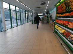 Волгоградец за два дня пронес мимо кассы в магазинах еды на 40 тысяч рублей