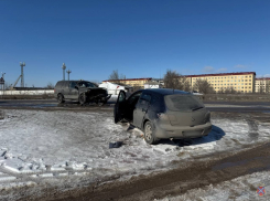 Водитель иномарки скончался в ДТП с внедорожником в Волгограде 