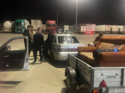 Кураж молодежи с диваном на проезжей части попал на видео под Волгоградом 