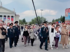 Младенцы в форме и громкие аплодисменты: что происходит в центре Волгограда за час до парада
