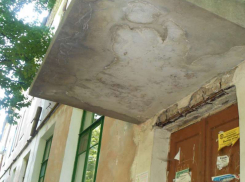 В Волгограде проверят состояние козырьков всех жилых домов