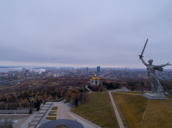 Реальность цвета хаки: видеограф показал с высоты Мамаев курган до снежного шторма