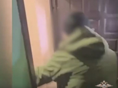 «Полиция, на пол!»: нелегальную шарашку накрыли силовики в Волгограде