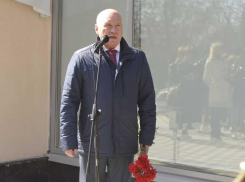 Экс-мэр Виталий Лихачев спрятался в кабинете от неудобных вопросов волгоградцев