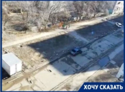 Водители в ужасе от нашей дороги, - жительница дома по улице Петра Гончарова в Волгограде