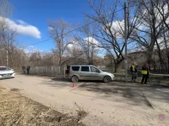 Срезающего камыш рабочего сбила легковушка на юге Волгограда