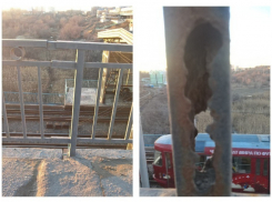 Сквозь ограждение Астраханского моста легко может выпасть ребенок – волгоградцы