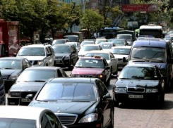 В Волгограде улица Елецкая встала в пробку из-за двух ДТП