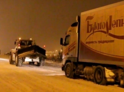 На видео попали кадры вытягивания фур из снежных заносов в Волгограде тягачами МЧС 
