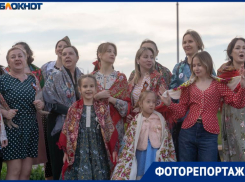 «Катюшу» массово спели Екатерины в центре Волгограда 