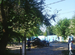 Под Волгоградом ВАЗ-21093 протаранил опору ЛЭП: 1 погиб, 3 пострадали
