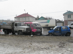 В городе-спутнике Волгограда автоледи протаранила маршрутку