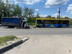 ГАЗель протаранила автобус с пассажирами в Волгограде