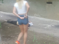 В Волжском из окна многоэтажки выпал мужчина