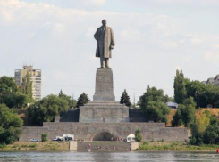 Календарь:20 апреля 1973 года в Волгограде на место свергнутого медного Сталина поставили бетонного Ленина