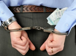 Сотрудника ФСИН осудили за получение 1,8 млн рублей взятки в Волгограде