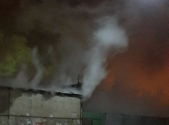 В Волгограде «БМВ» сгорела на стоянке во дворе