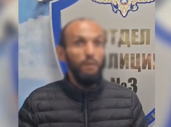 Без стыда забрал сотни тысяч рублей: курьера телефонных мошенников задержали в Волгограде