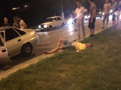 Пассажир оказался на обочине после пьяного столкновения Daewoo и Touareg в Волгограде