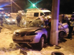 Nissan Almera намотало на столб в Волгограде: есть жертвы 