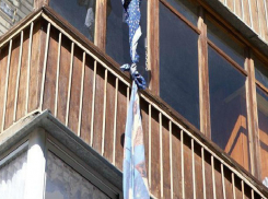 При попытке штурмовать общежитие через окно погиб житель Волгограда