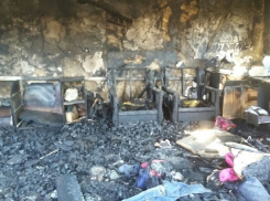 Чиновники отказали в помощи многодетной семье, оставшейся без дома после пожара в Волгоградской области ﻿