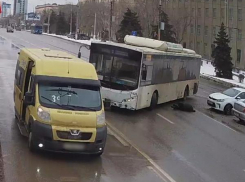 Автобус сбил женщину на площади Ленина в Волгограде
