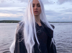 Экс-солистка «Серебра» из Волгограда переоделась в Матерь Драконов