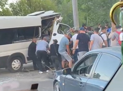 Летели с музыкой и ветерком: попутчики разбившегося на Второй продольной микроавтобуса рассказали подробности