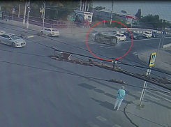 На видео попало ДТП из пяти автомобилей в Волгограде с опрокинувшимся на бок Mitsubishi