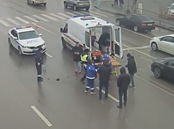 Перебегающий дорогу в Волгограде пешеход попал под колеса авто: видео ДТП