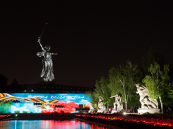 На Мамаевом кургане зажгли тысячи свечей в память погибших в годы ВОВ