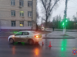 Шок-наезд иномарки на человека в центре Волгограда попал на видео