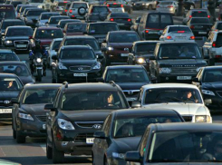 Волгоград встал в многокилометровые утренние пробки