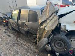  Двое пострадали в «паровозе» из Mercedes, Niva и тягача под Волгоградом 