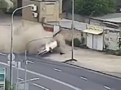 «Водителю резко стало плохо»: иномарка снесла столб и перевернулась в Волгограде