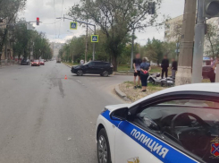 Очевидцы в ужасе: иномарка снесла мопед в Волгограде