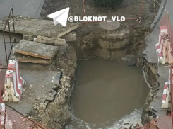 «Не сможем помыться на 8 Марта»: парящая дыра кошмарит жителей МКД в Волгограде 