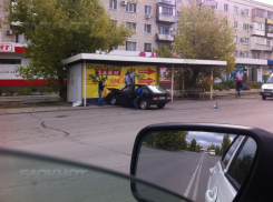 В Волжском студент на «девятке» сбил своего друга на остановке