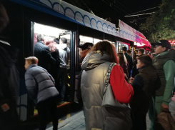 Волгоградцы толпой ринулись в общественный транспорт после празднования Дня города