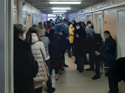 «На два этажа люди стоят на приём»: адские очереди в поликлиниках Волгограда сняли на видео