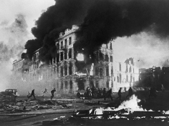 27 октября 1942 года – в Сталинграде советские воины не пускают врага к Волге в районе «Красного Октября»