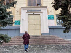 Без отопления и без света: в волгоградском бизнес-центре в темноте мерзнут люди